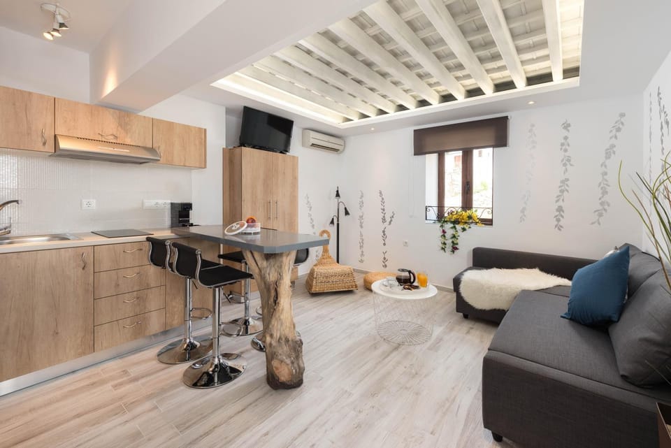 TV and multimedia, Kitchen or kitchenette, Living room, Decorative detail, Dining area, Landmark view