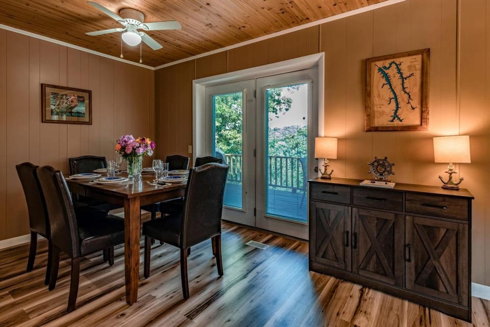 Peaceful Charming Cottage with Private Dock & Cozy Hot Tub in Murray, Kentucky House in Lake Barkley