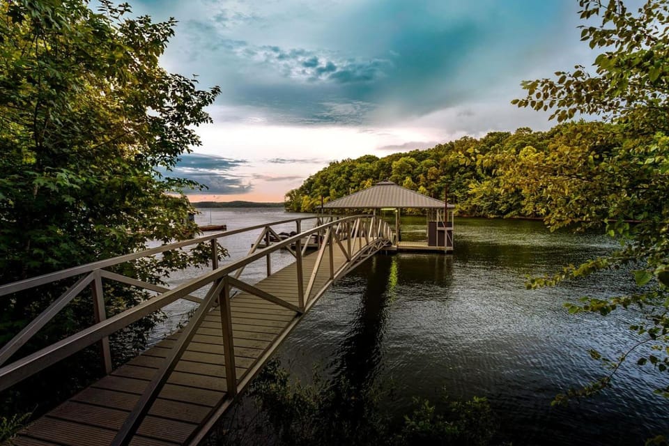 Peaceful Charming Cottage with Private Dock & Cozy Hot Tub in Murray, Kentucky House in Lake Barkley