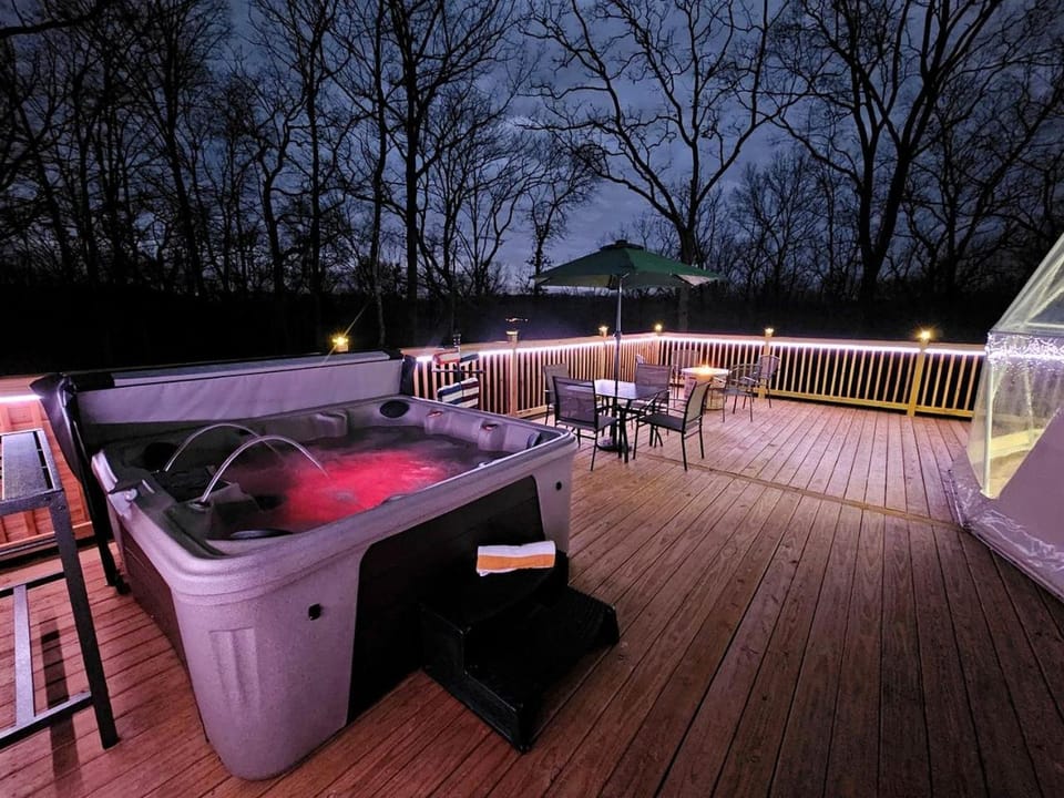 Cozy Dome with Private Hot Tub & Fire Pit Getaway in Murray, Kentucky Luxury tent in Lake Barkley