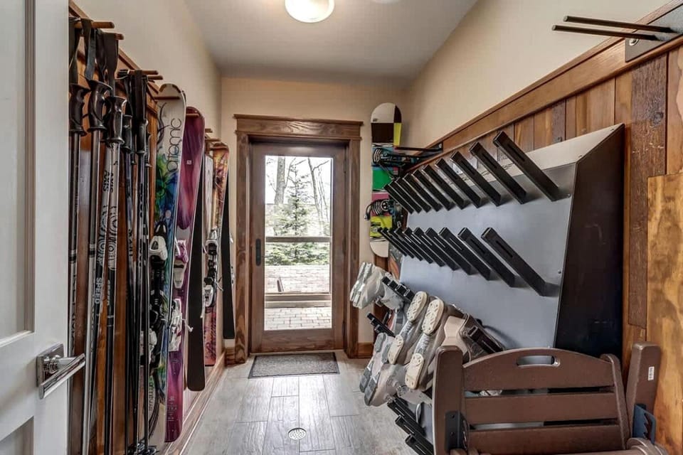 Luxury Ski-In/Ski-Out Lodge with Hot Tub near Blue Ridge Mountains, Wintergreen Resort VA House in Massies Mill