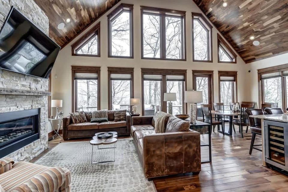 Luxury Ski-In/Ski-Out Lodge with Hot Tub near Blue Ridge Mountains, Wintergreen Resort VA House in Massies Mill