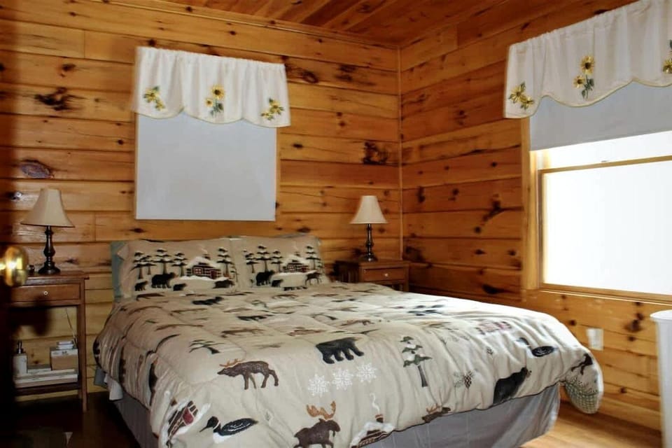Beautiful Log Cabin Surrounded by Trees by Saltwater Tidal Cove for a Peaceful Getaway in Sullivan, Maine Cabin in Sorrento