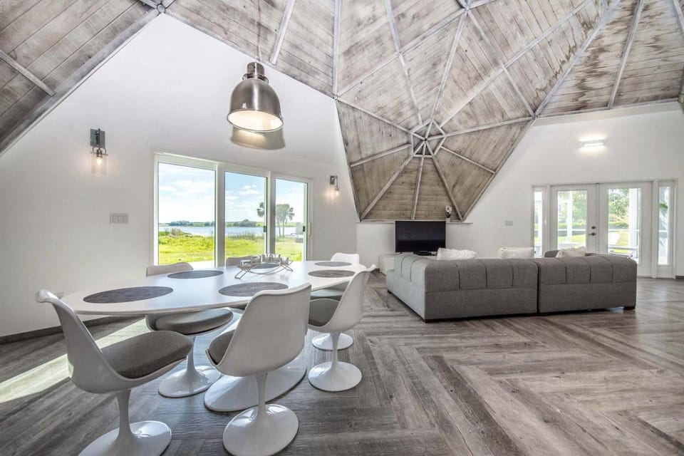 Modern 3-Bedroom Lakefront Home with Pool, Patio & Private Helipad in Clermont, Florida House in Groveland