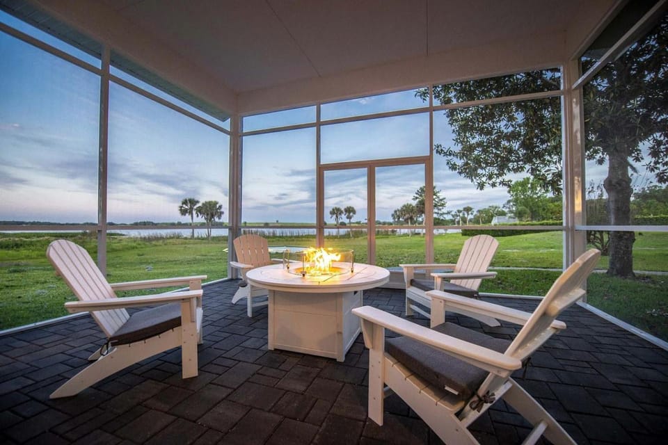 Modern 3-Bedroom Lakefront Home with Pool, Patio & Private Helipad in Clermont, Florida House in Groveland