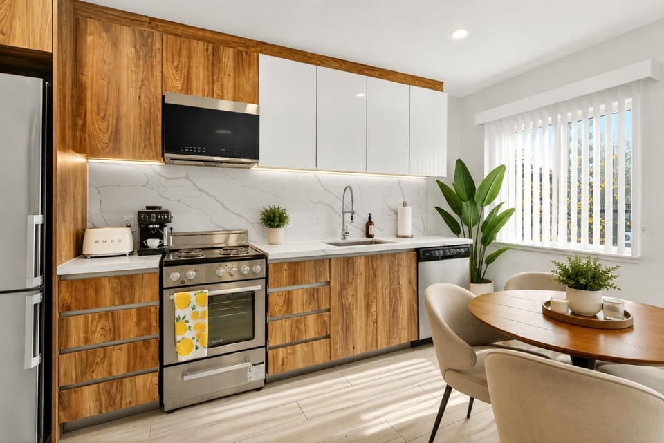 Spacious 2 Bedroom in Vancouver West End Apartment in Vancouver