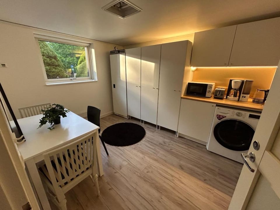 Coffee/tea facilities, Kitchen or kitchenette, Dining area, toaster, wardrobe
