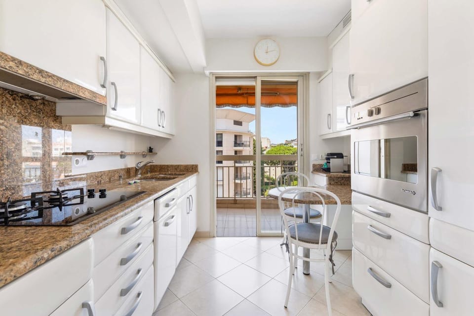 Kitchen or kitchenette, Dining area, stove