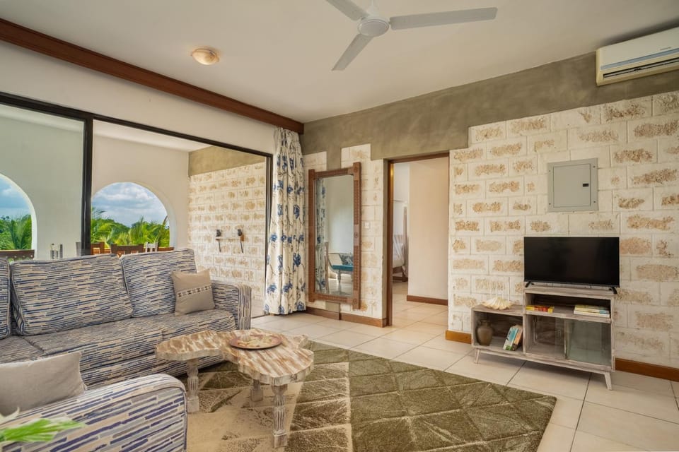 Communal lounge/ TV room, TV and multimedia, Living room, Seating area, Evening entertainment, air conditioner