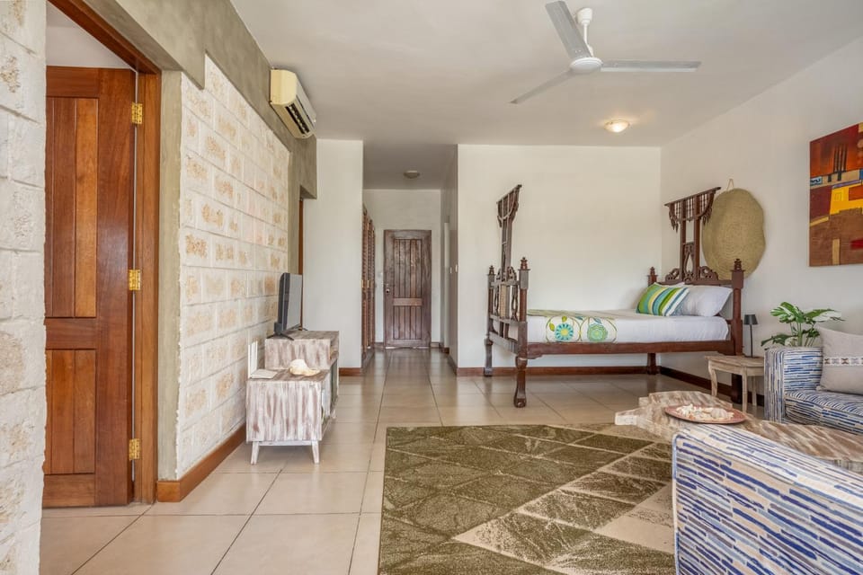 Bed, Living room, Seating area, fireplace, air conditioner