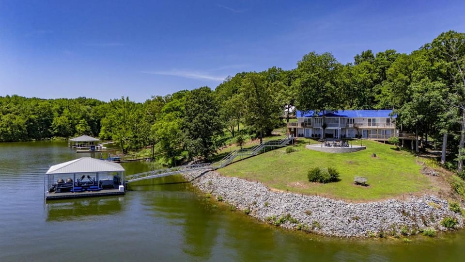 Luxury Lakefront Vacation Home with Private Hot Tub in Murray, Kentucky House in Lake Barkley
