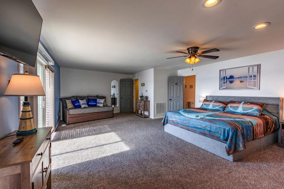 Luxury Lakefront Vacation Home with Private Hot Tub in Murray, Kentucky House in Lake Barkley