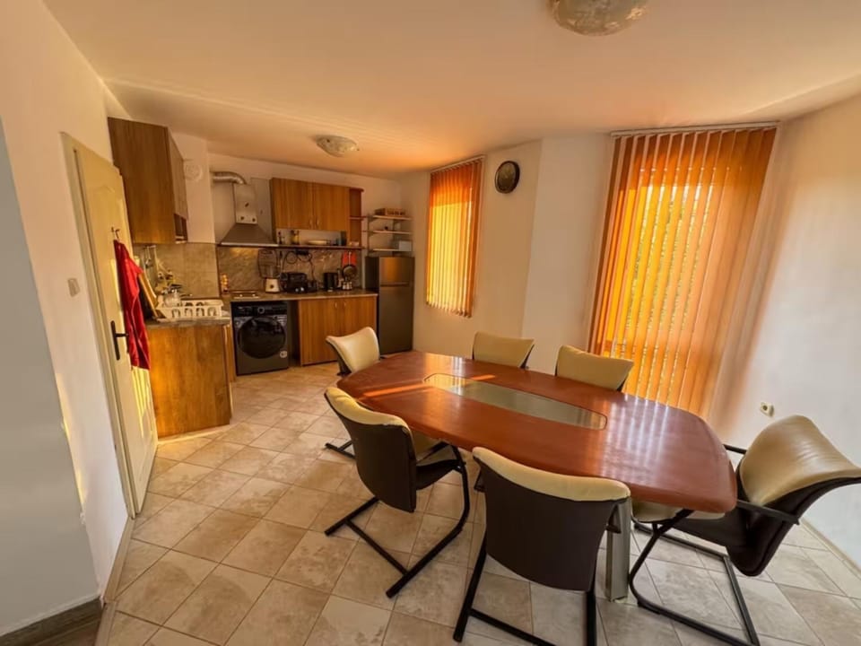 Kitchen or kitchenette, Living room, Seating area, Dining area, minibar, stove