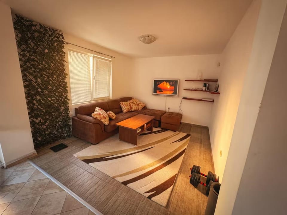 Bed, TV and multimedia, Living room, Photo of the whole room, Seating area, Bedroom
