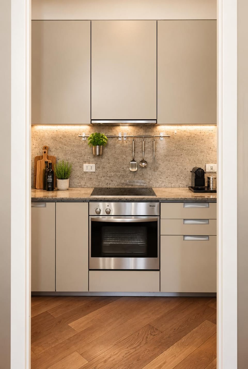 Coffee/tea facilities, Kitchen or kitchenette, stove