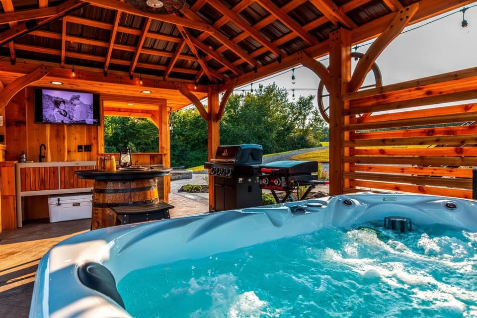 Enchanting Covered Wagon with Hot Tub & Sauna Escape in Murray, Kentucky House in Lake Barkley