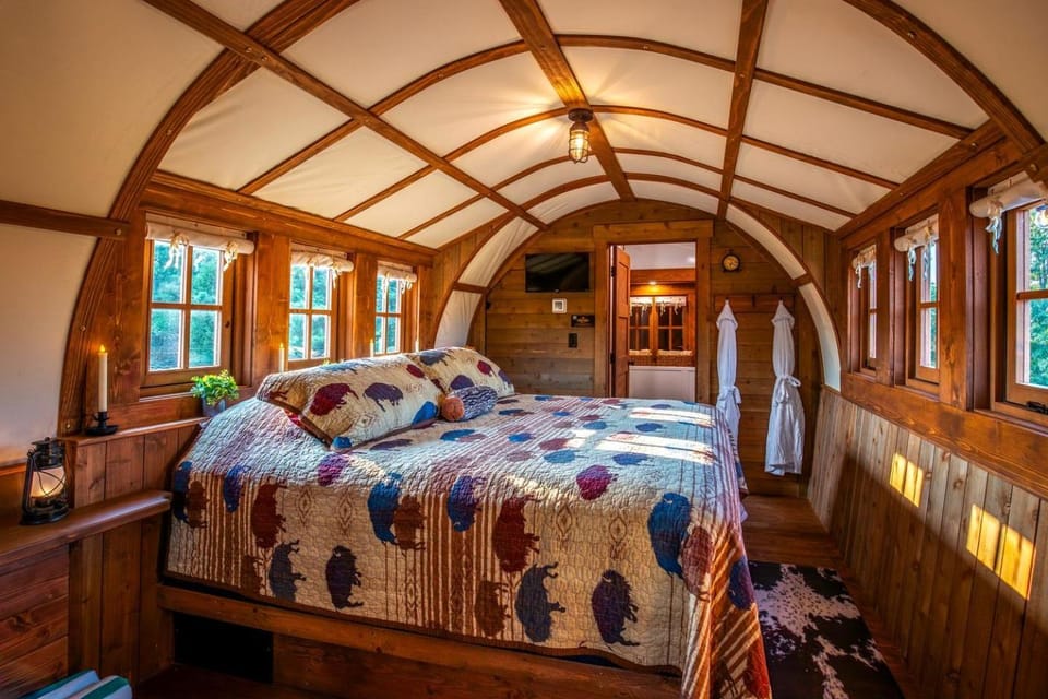 Enchanting Covered Wagon with Hot Tub & Sauna Escape in Murray, Kentucky House in Lake Barkley