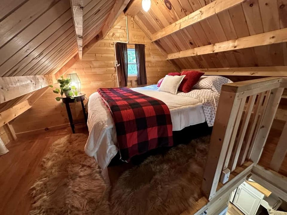 Romantic Treehouse with Forest Trails near White Mountain National Forest, Stoneham, Maine House in Lovell