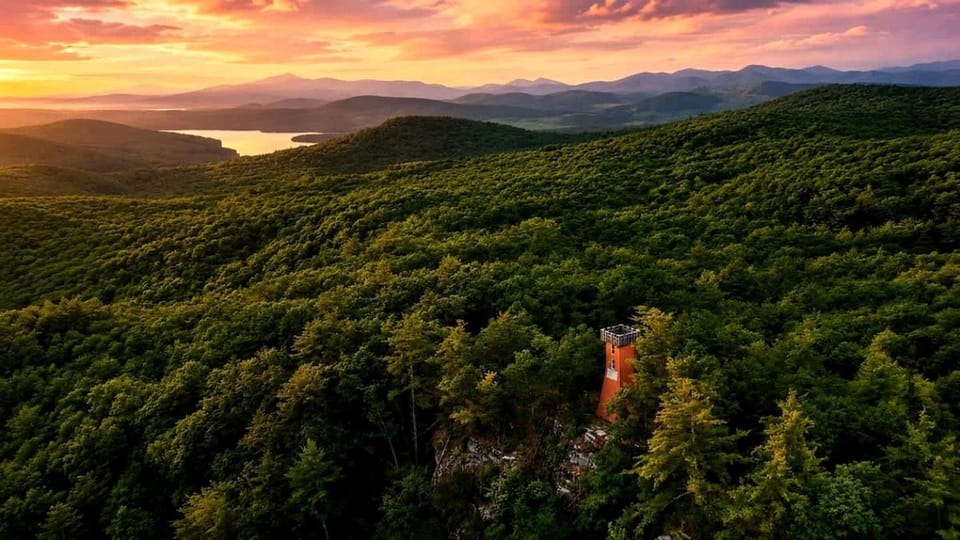Romantic Treehouse with Forest Trails near White Mountain National Forest, Stoneham, Maine House in Lovell