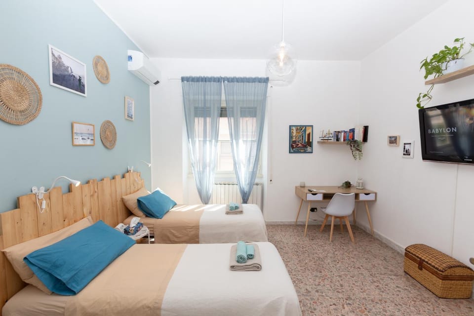 Bed, TV and multimedia, Seating area, Bedroom