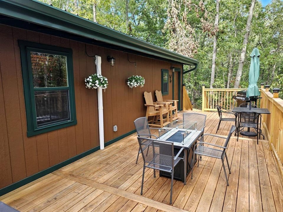 Rustic Cabin with Private Hot Tub & Fire Table in Murray, Kentucky Cabin in Lake Barkley