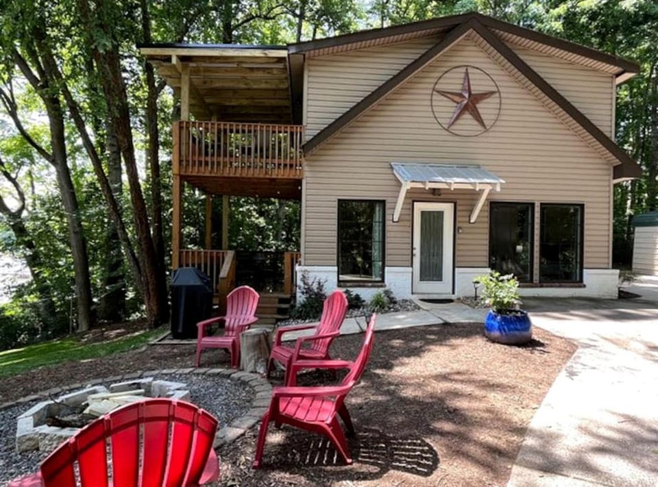 Waterfront Cottage with Fire Pit, Kayaks, Dock and Picnic Space in Charlotte, North Carolina House in Belmont