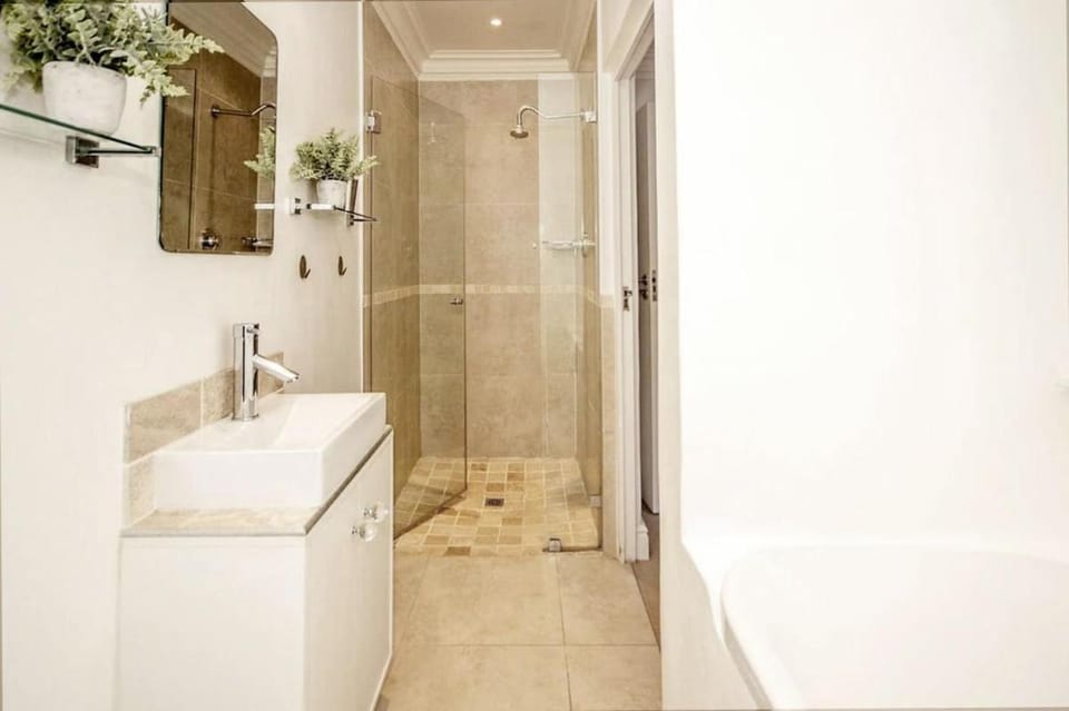Sea Point Retreat Pool, Gym & Prime Location Apartment in Sea Point