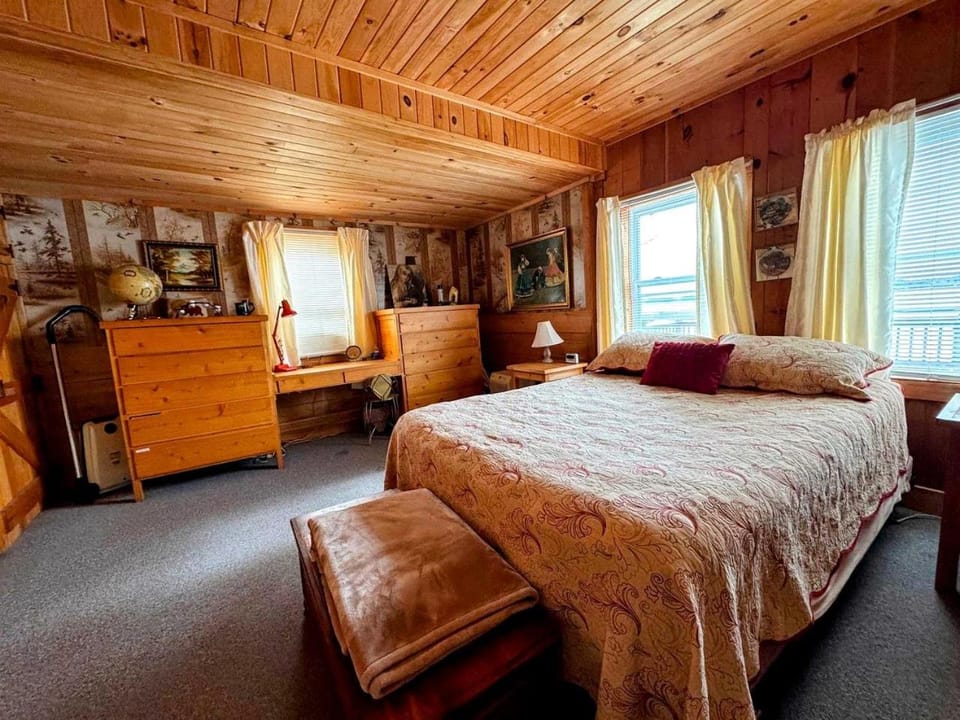 Family and Dog Friendly Lakefront Cabin in Maine near Tidal Falls and Kisma Preserve Cabin in Sullivan