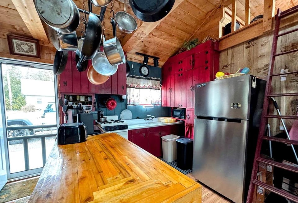 Family and Dog Friendly Lakefront Cabin in Maine near Tidal Falls and Kisma Preserve Cabin in Sullivan