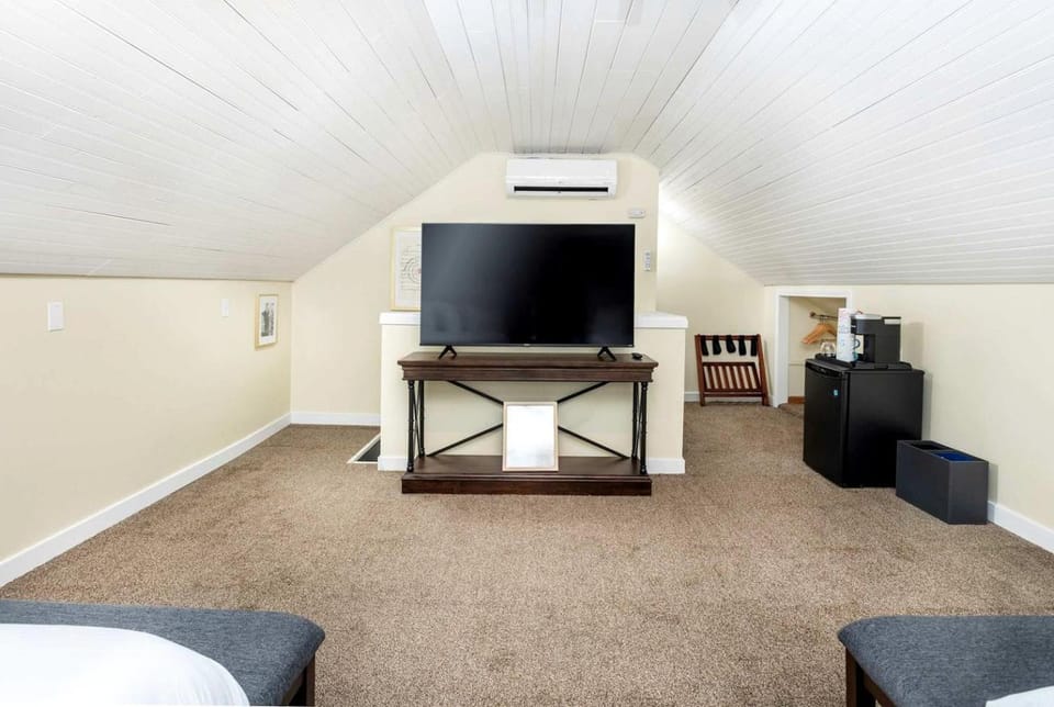 Exotic Mountain Hideaway Suite with Timeless Charm near Shenandoah National Park Virginia House in Luray