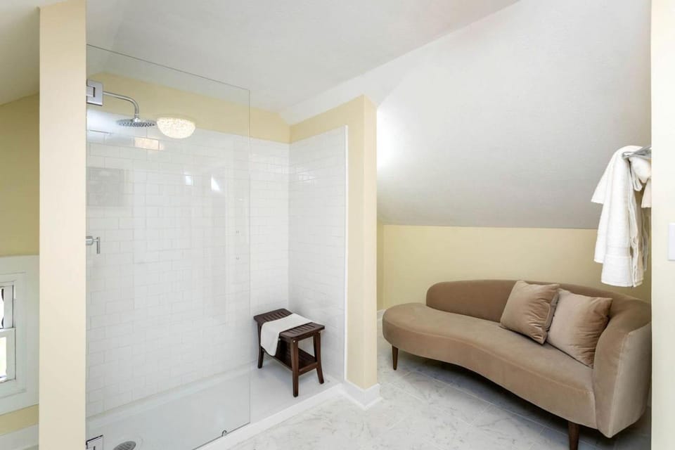 Exotic Mountain Hideaway Suite with Timeless Charm near Shenandoah National Park Virginia House in Luray