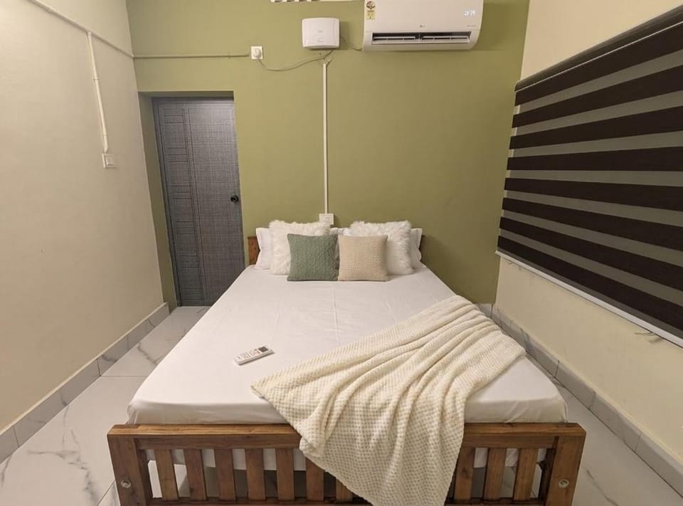 Bed, Photo of the whole room, Bedroom, air conditioner