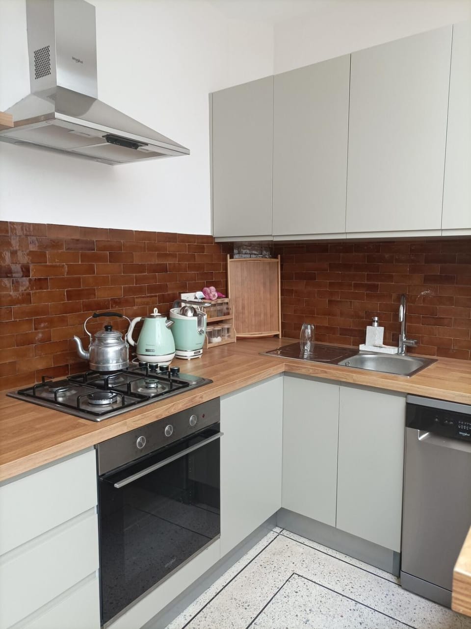 Coffee/tea facilities, dishwasher, stove