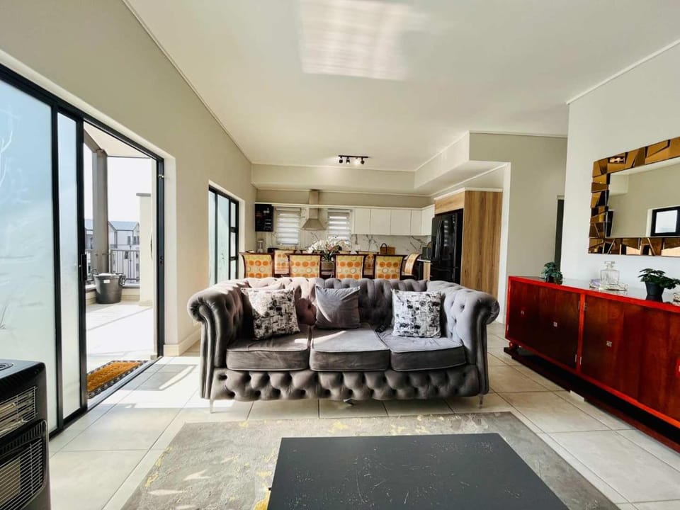 3 Bedroom 2 Bathrooms Facing Beach - Munyaka Estate Apartment in Sandton