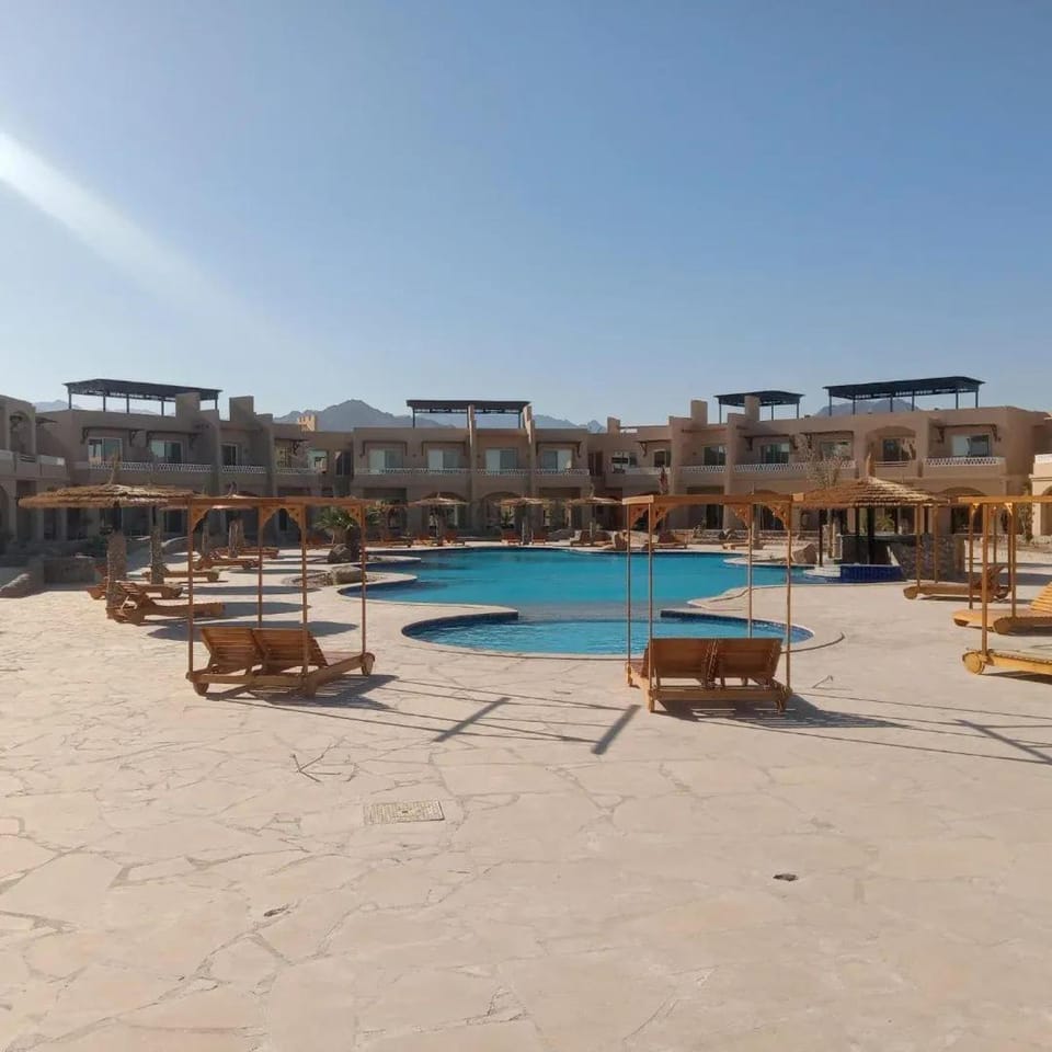 Property building, Day, Pool view, Swimming pool, sunbed