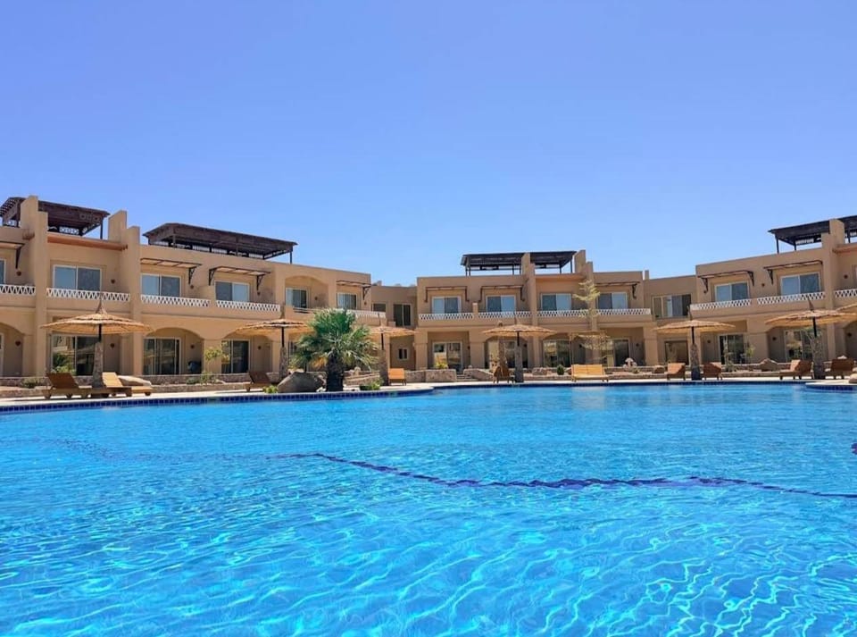 Property building, Day, Pool view, Swimming pool, sunbed