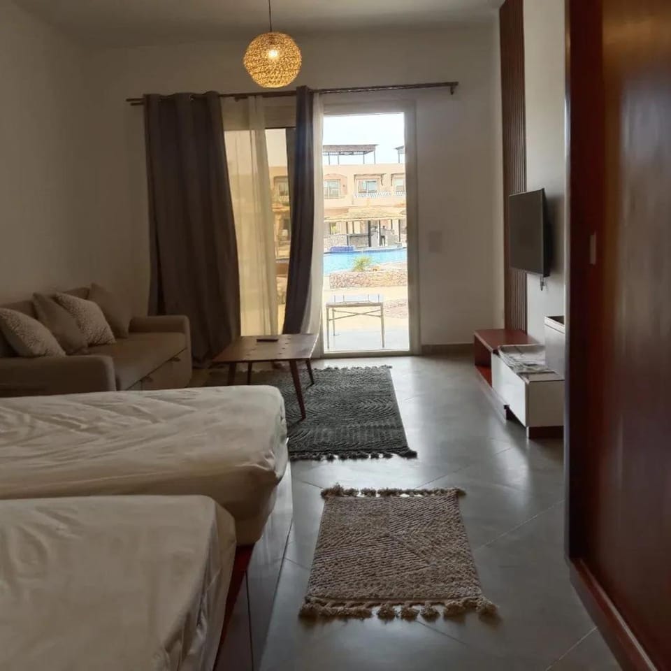 Bed, TV and multimedia, Living room, Photo of the whole room, Seating area, Bedroom, towels