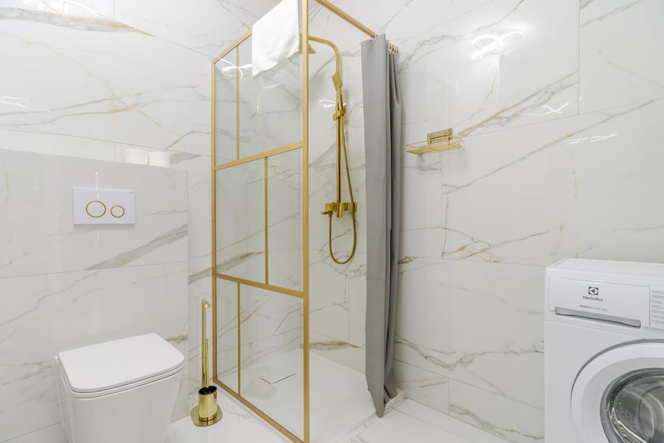 Shower, Toilet, Bathroom, towels, washing machine