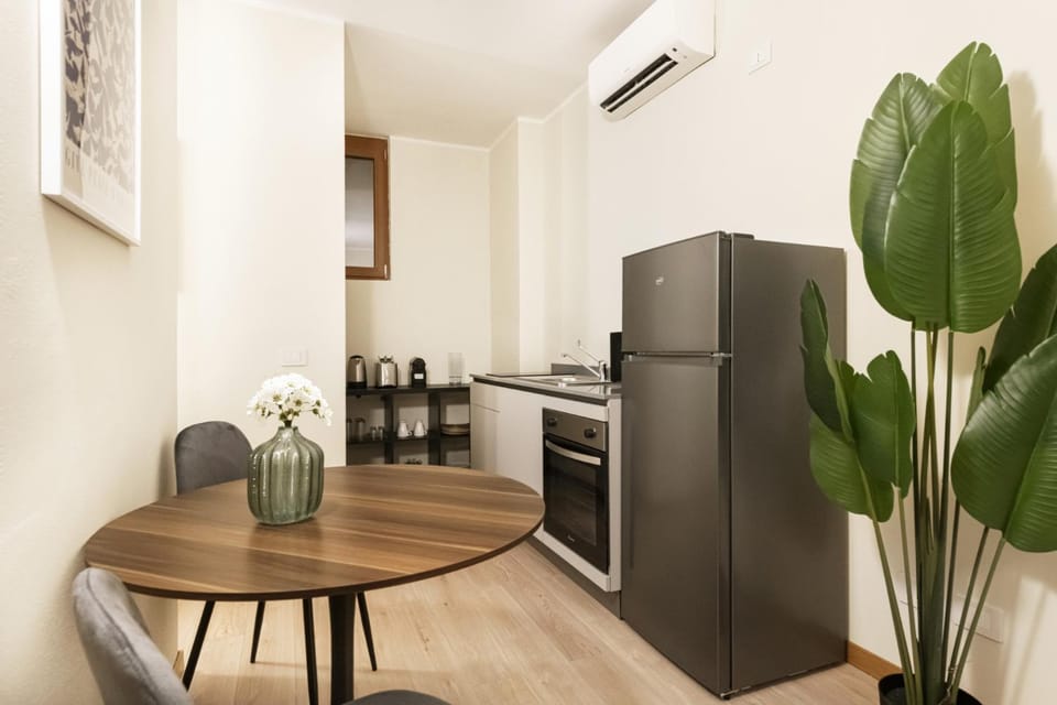 Easylife - Milano - Bocconi Apartments Bed and Breakfast in Milan