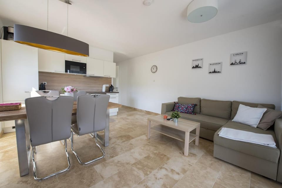 Kitchen or kitchenette, Living room, Seating area, Dining area