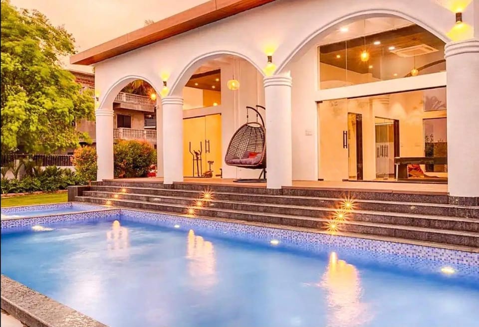 Property building, Day, Pool view, Swimming pool, sunbed