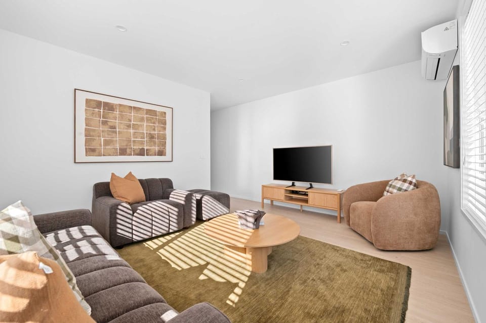 Brand New Luxury Home in Central Hamilton House in Hamilton