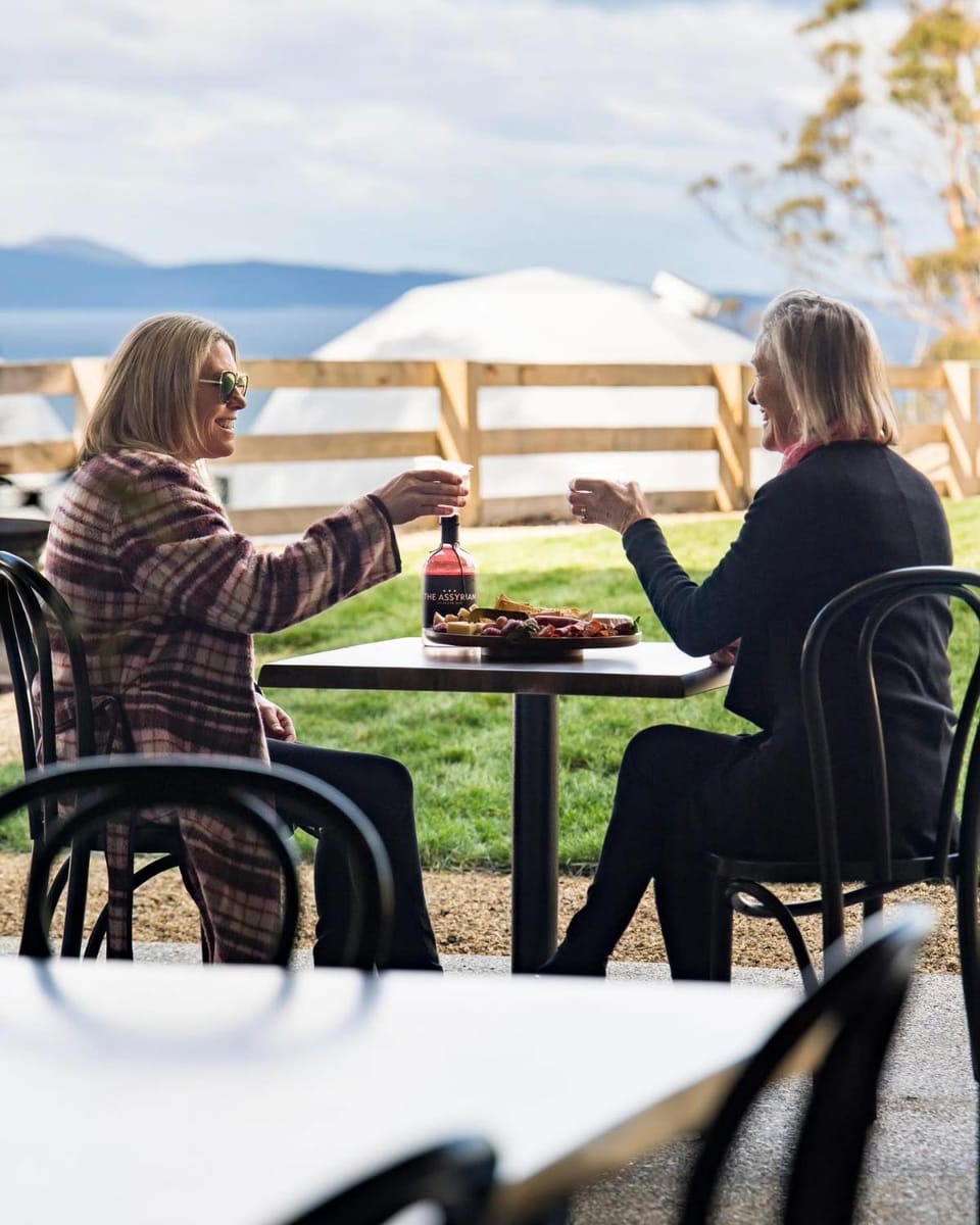 Property building, Patio, Natural landscape, Food and drinks, Dining area, Drinks
