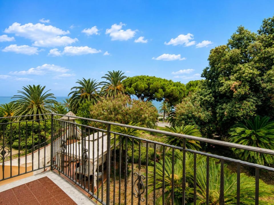 Hostdomus - Altamarea - sea front - free parking Apartment in Finale Ligure