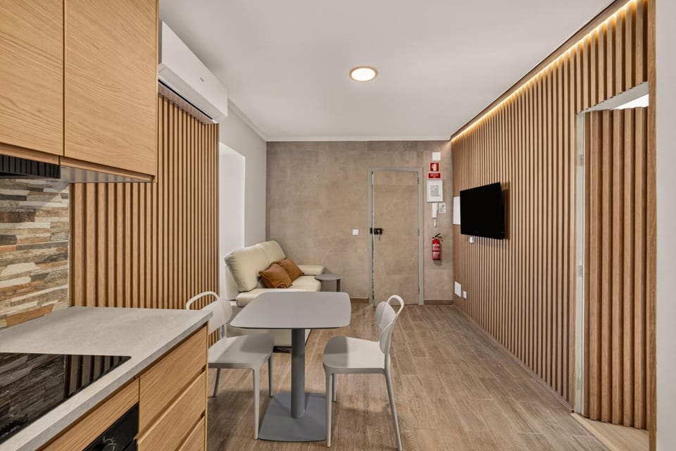 TV and multimedia, Kitchen or kitchenette, Living room, Seating area, Dining area