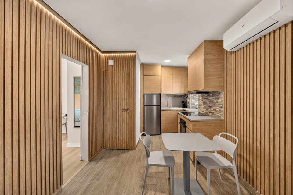 Kitchen or kitchenette, Dining area, oven, air conditioner