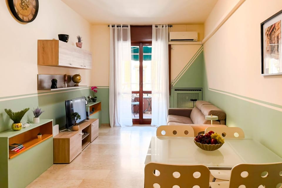 TV and multimedia, Living room, Seating area, Dining area