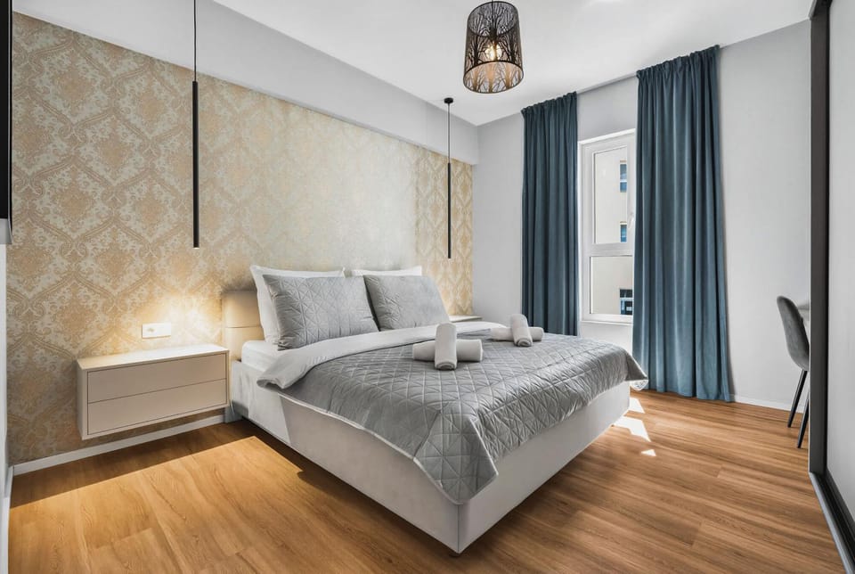 Bed, Photo of the whole room, Seating area, Bedroom, towels