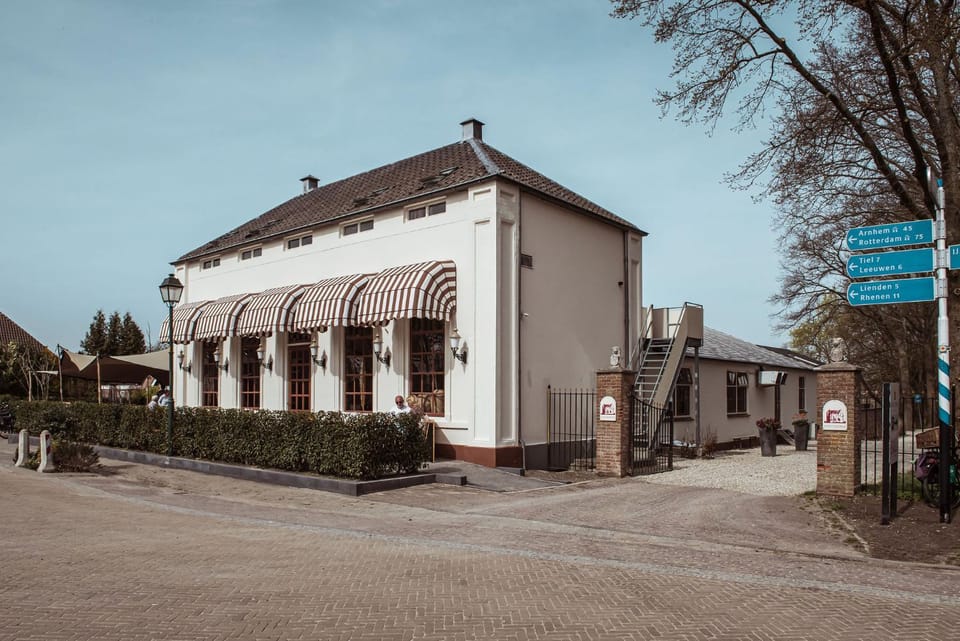 Property building, Restaurant/places to eat