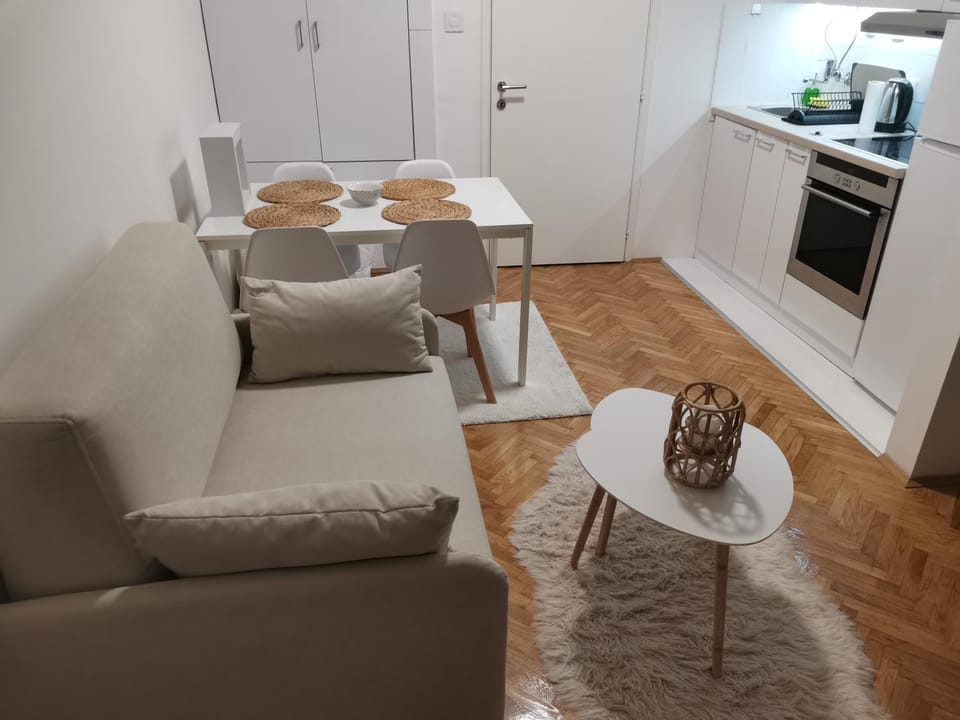 Kitchen or kitchenette, Living room, Seating area, Dining area, minibar, oven